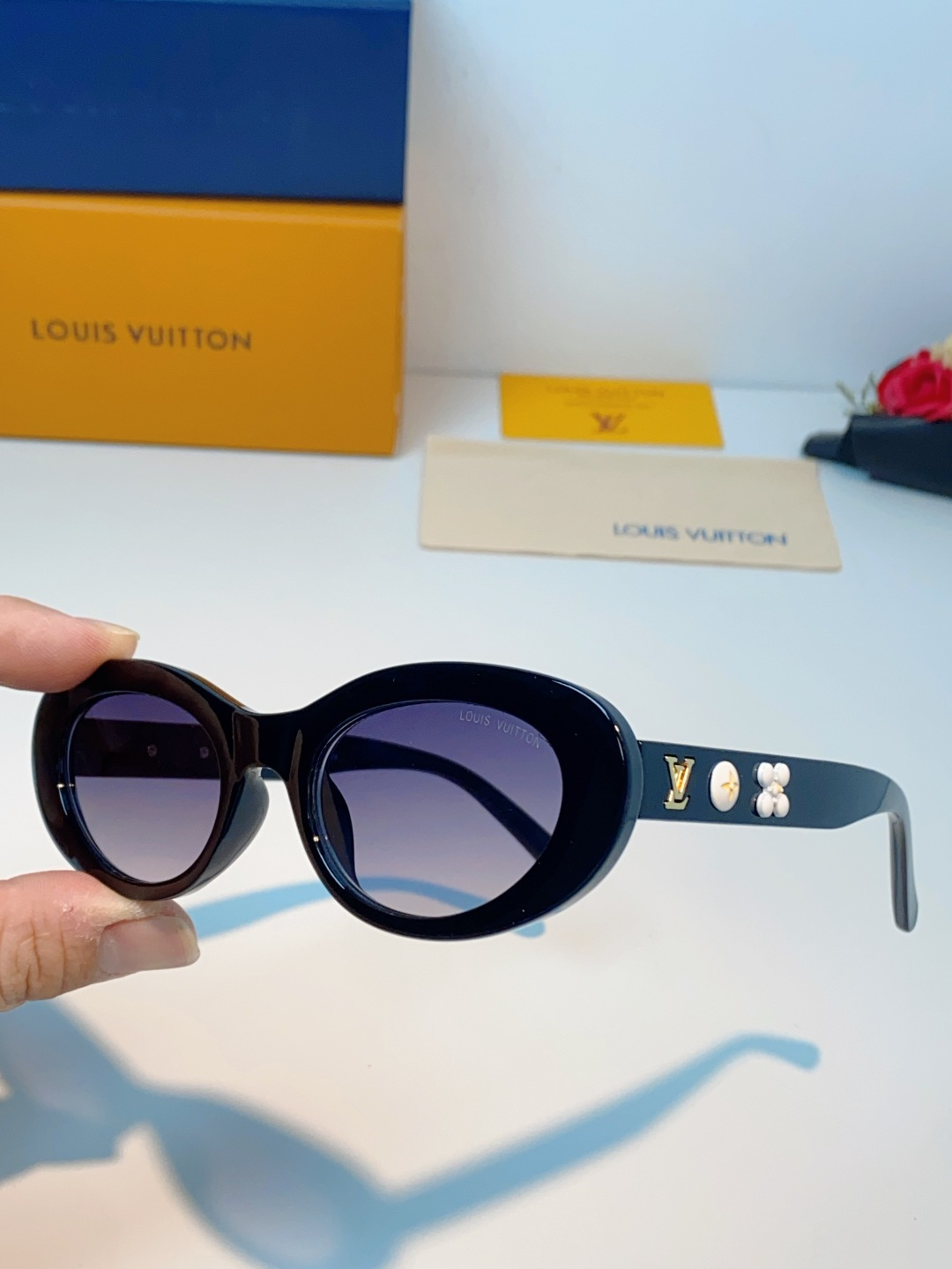 LouisVuitton路易威登 2026LV专属标识细节，镜腿上的金色LV字母、Monogram徽章与