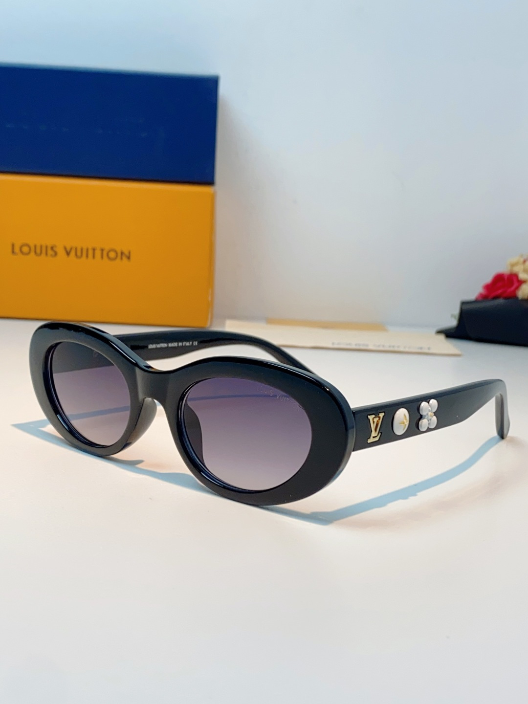 LouisVuitton路易威登 2026LV专属标识细节，镜腿上的金色LV字母、Monogram徽章与