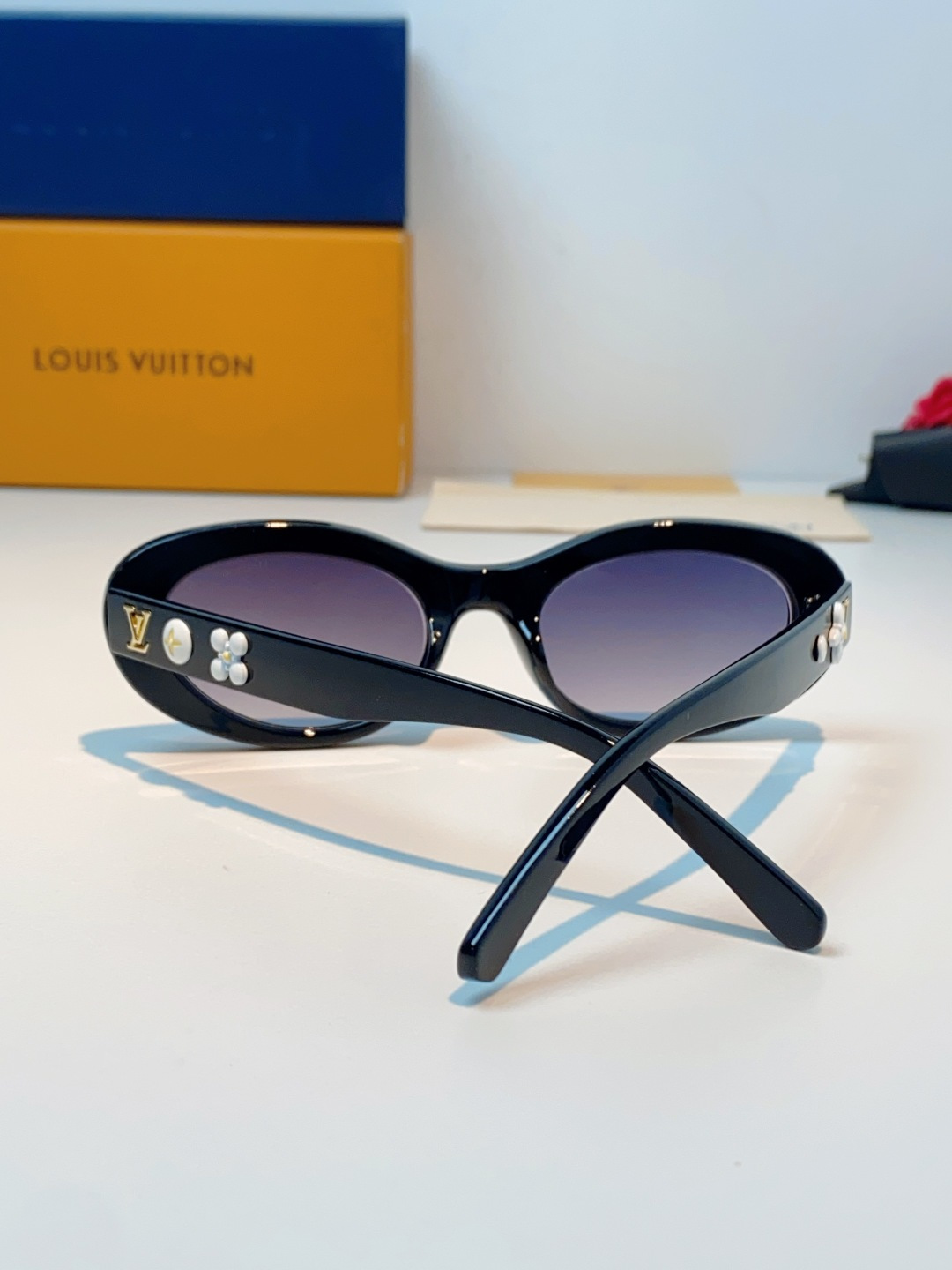 LouisVuitton路易威登 2026LV专属标识细节，镜腿上的金色LV字母、Monogram徽章与