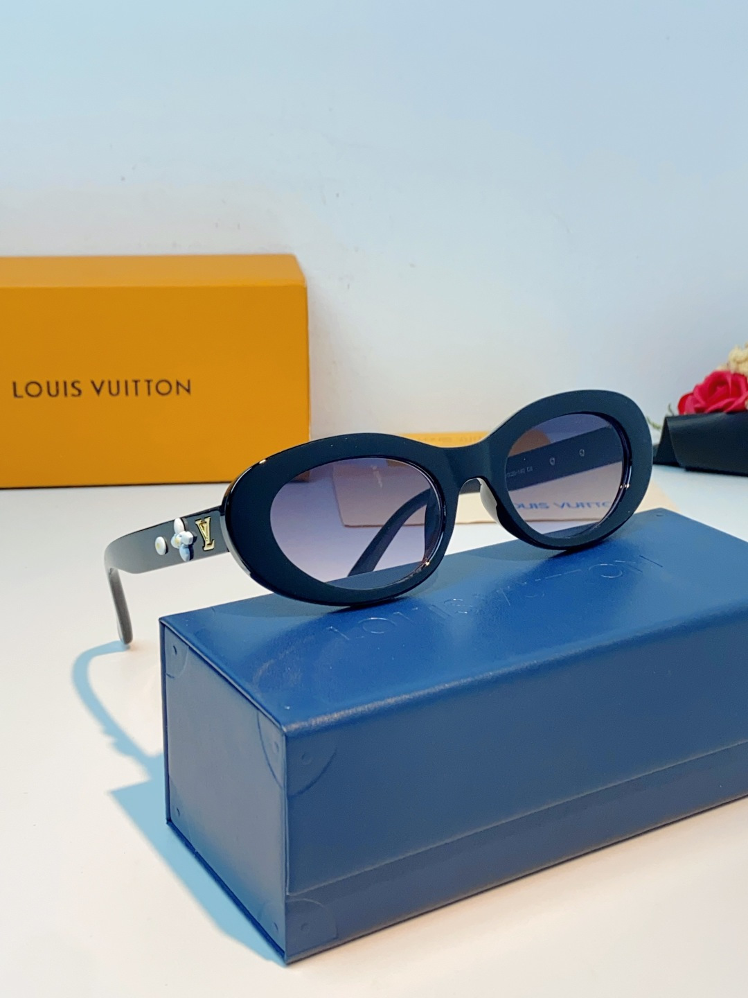 LouisVuitton路易威登 2026LV专属标识细节，镜腿上的金色LV字母、Monogram徽章与