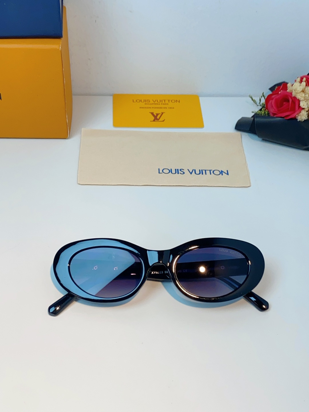 LouisVuitton路易威登 2026LV专属标识细节，镜腿上的金色LV字母、Monogram徽章与