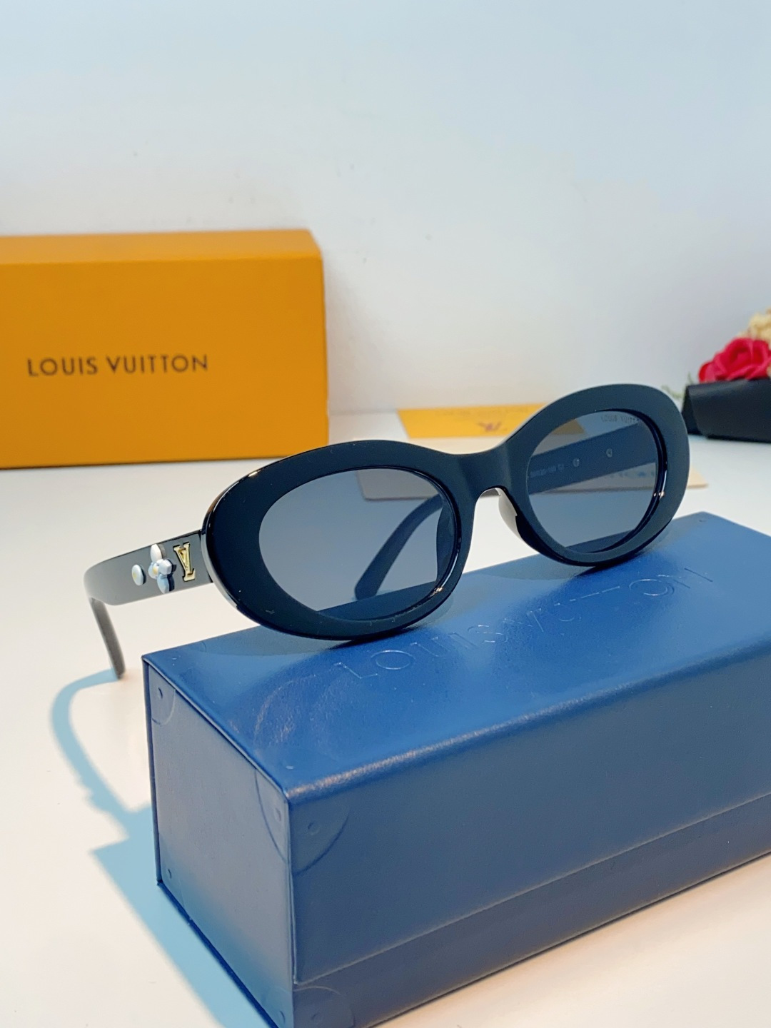 LouisVuitton路易威登 2026LV专属标识细节，镜腿上的金色LV字母、Monogram徽章与