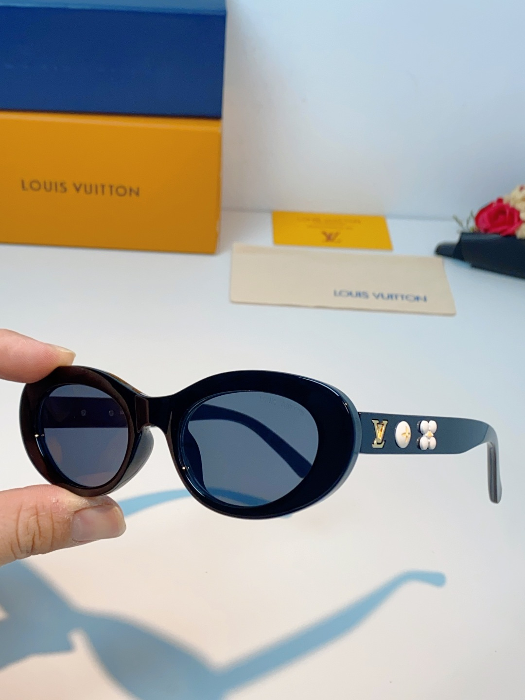 LouisVuitton路易威登 2026LV专属标识细节，镜腿上的金色LV字母、Monogram徽章与