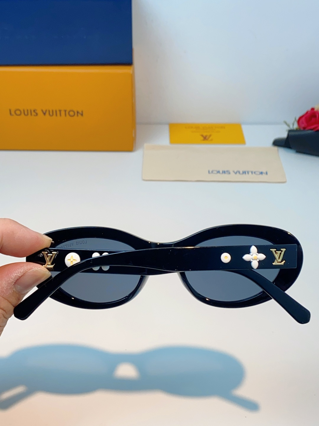 LouisVuitton路易威登 2026LV专属标识细节，镜腿上的金色LV字母、Monogram徽章与