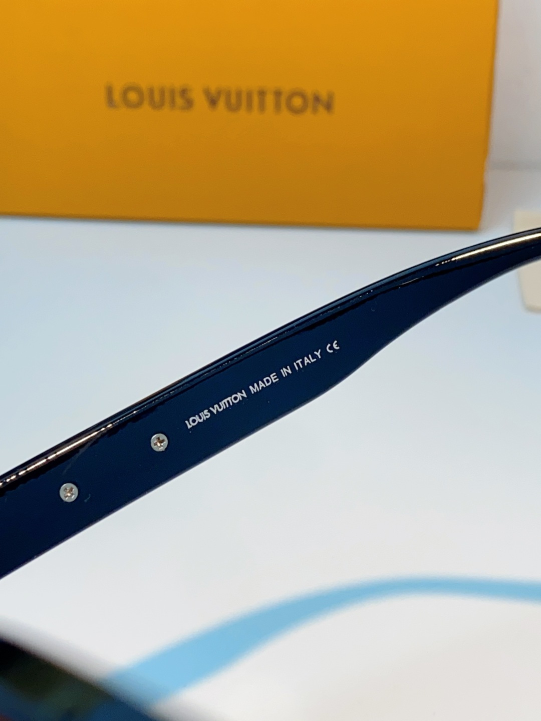 LouisVuitton路易威登 2026LV专属标识细节，镜腿上的金色LV字母、Monogram徽章与