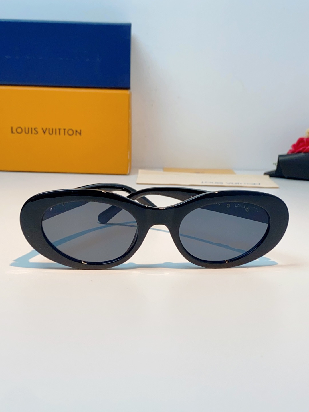 LouisVuitton路易威登 2026LV专属标识细节，镜腿上的金色LV字母、Monogram徽章与