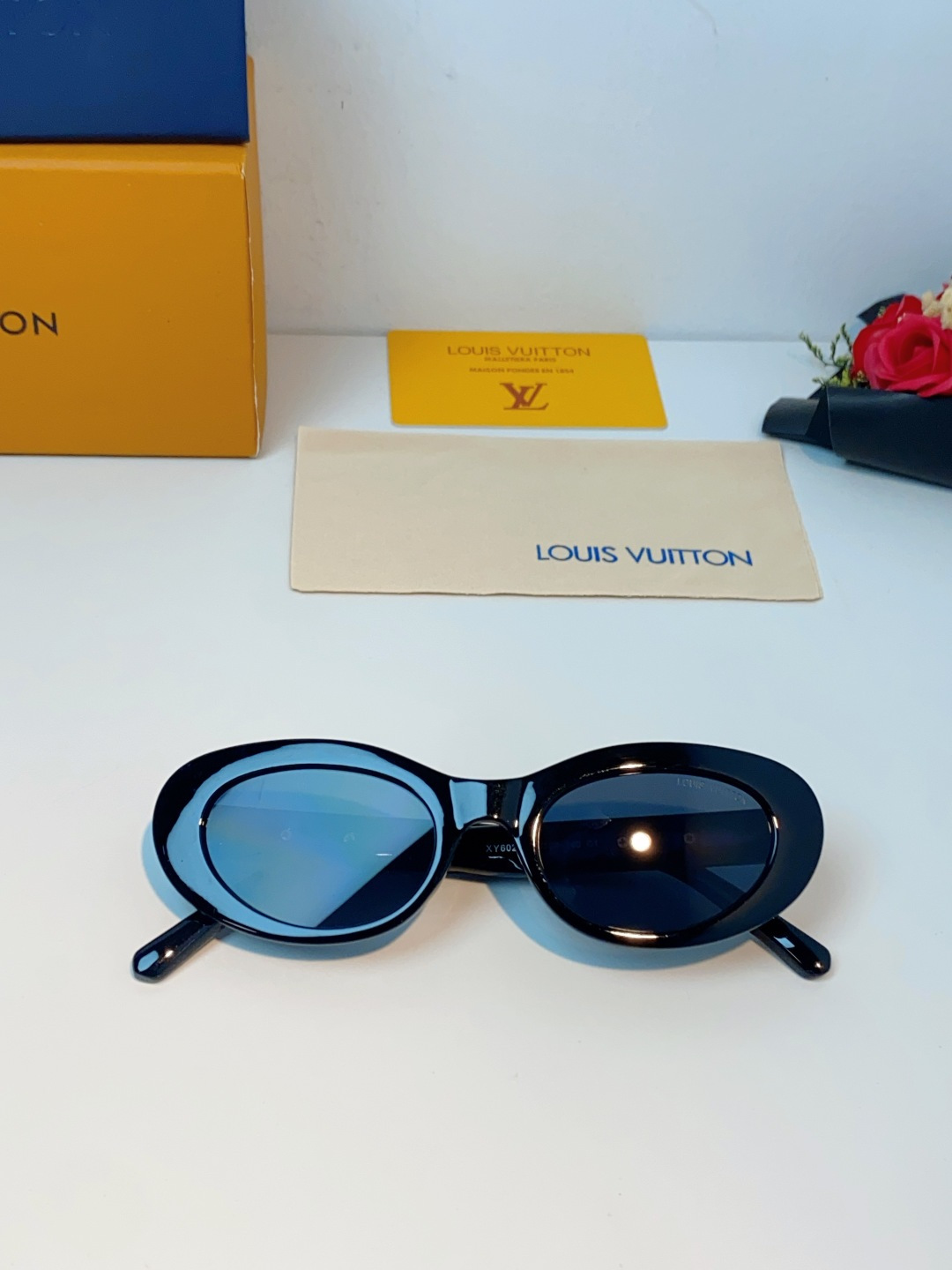 LouisVuitton路易威登 2026LV专属标识细节，镜腿上的金色LV字母、Monogram徽章与