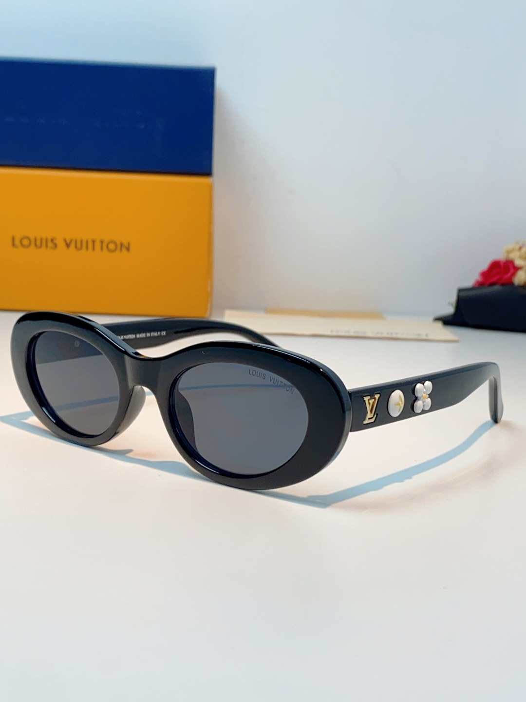 LouisVuitton路易威登 2026LV专属标识细节，镜腿上的金色LV字母、Monogram徽章与