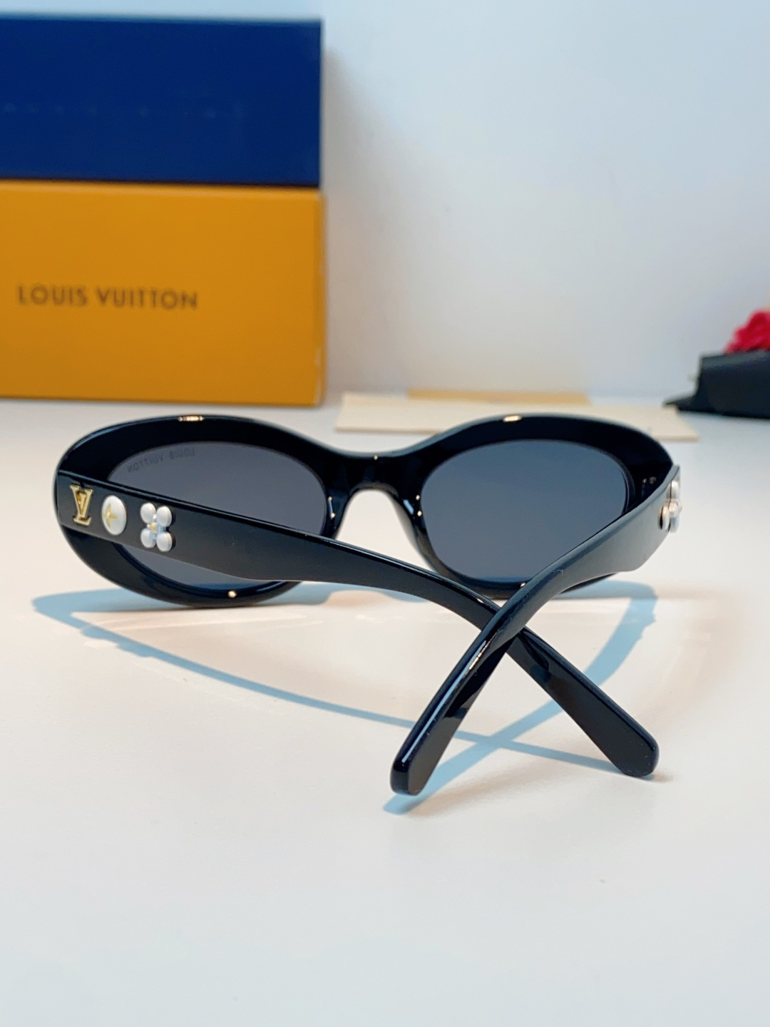LouisVuitton路易威登 2026LV专属标识细节，镜腿上的金色LV字母、Monogram徽章与