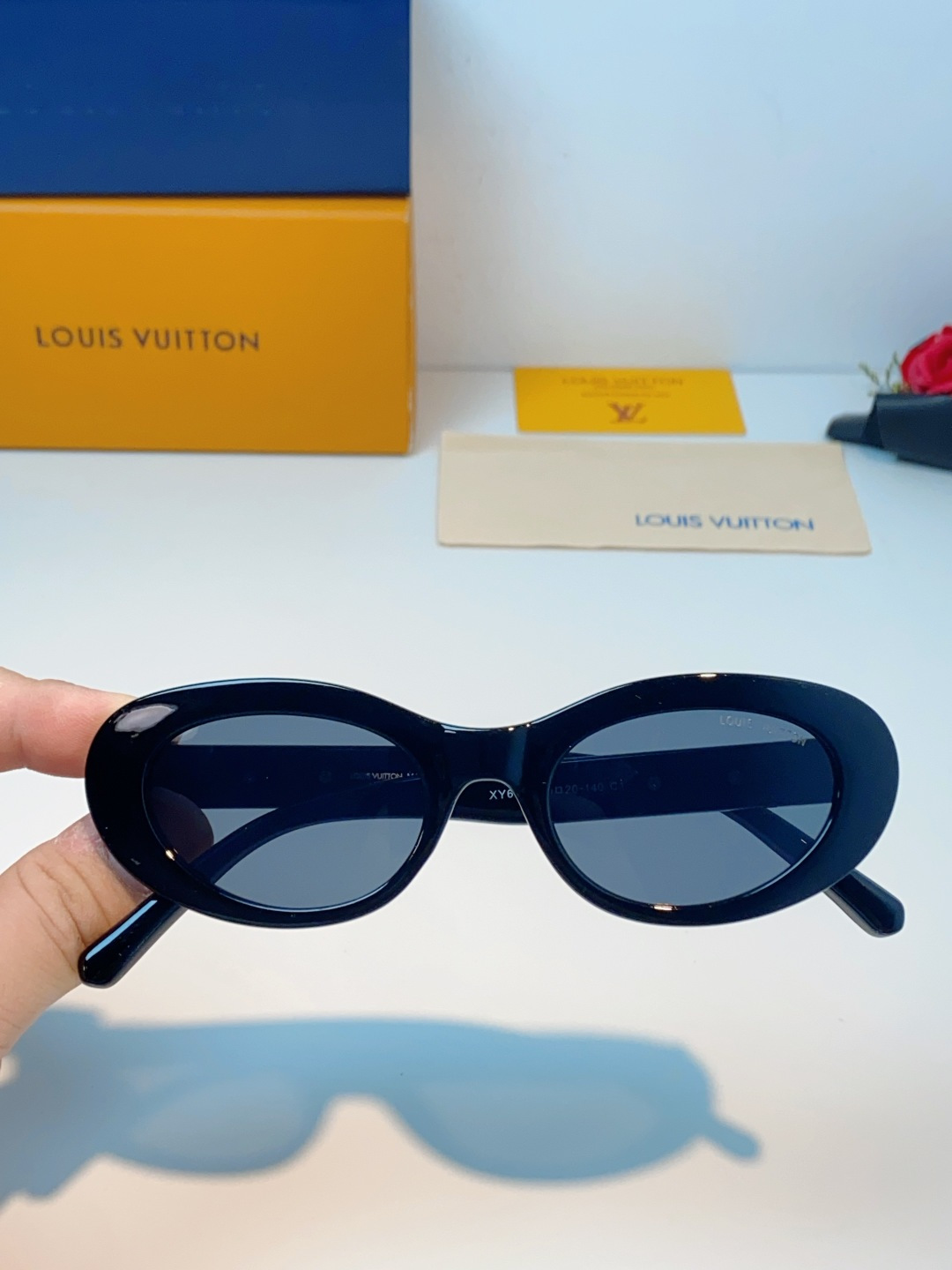 LouisVuitton路易威登 2026LV专属标识细节，镜腿上的金色LV字母、Monogram徽章与