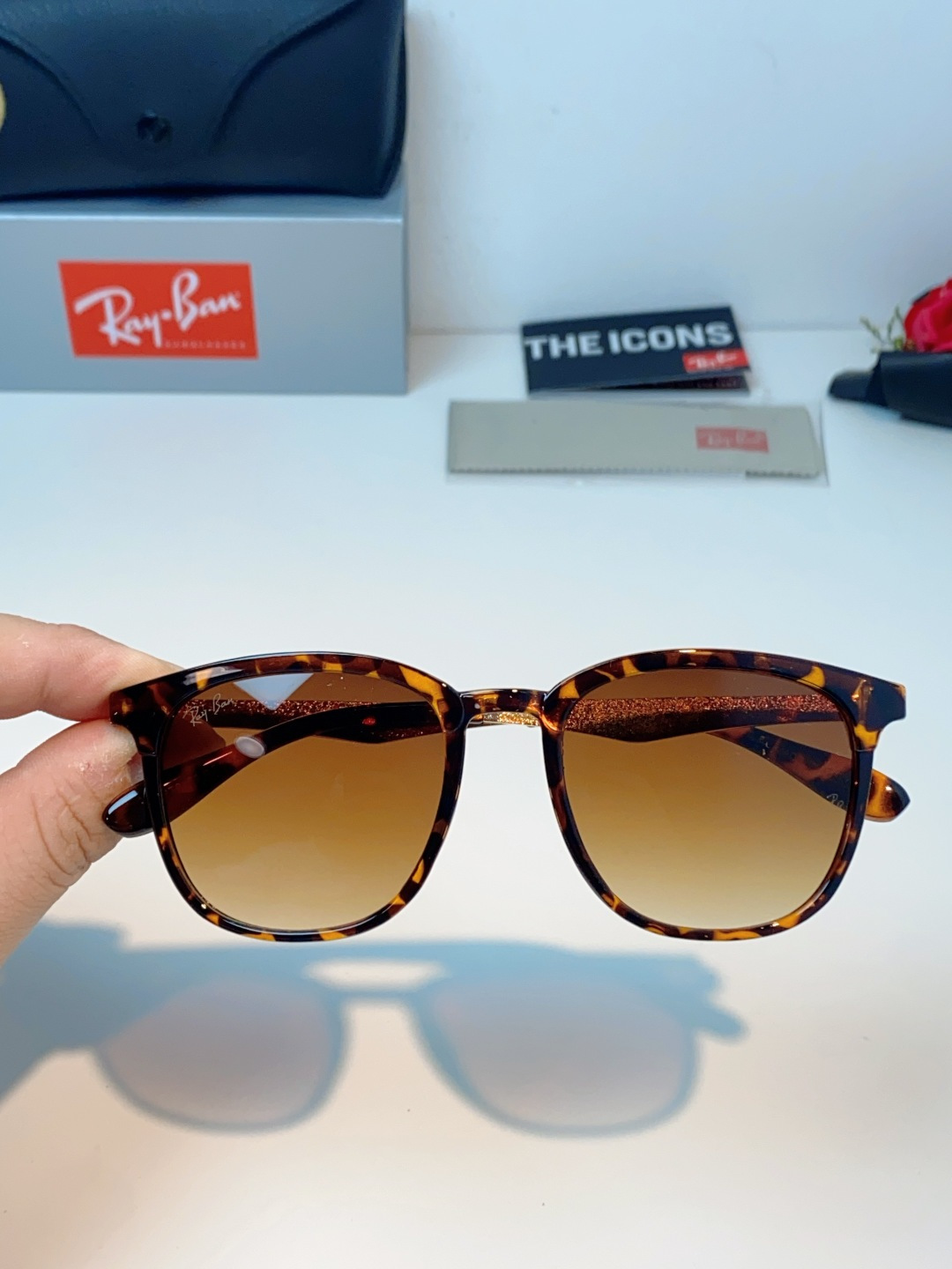 RayBan雷朋 2026新款经典方框 轻量舒适佩戴：镜架重量轻盈，贴合面部曲线设计，久戴不压鼻、不夹耳