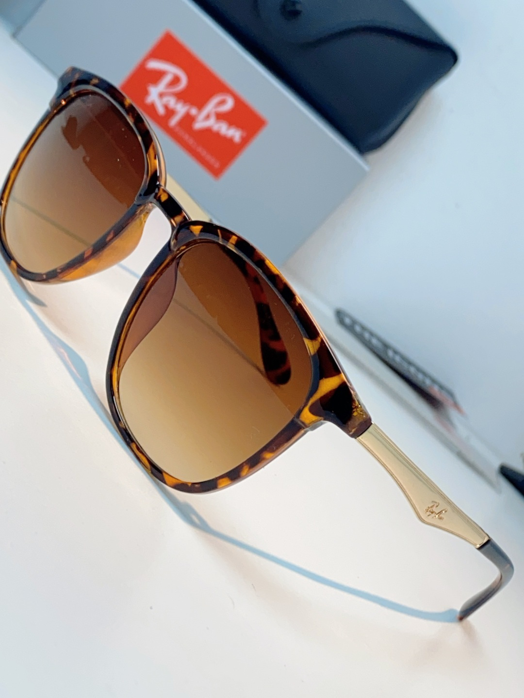 RayBan雷朋 2026新款经典方框 轻量舒适佩戴：镜架重量轻盈，贴合面部曲线设计，久戴不压鼻、不夹耳