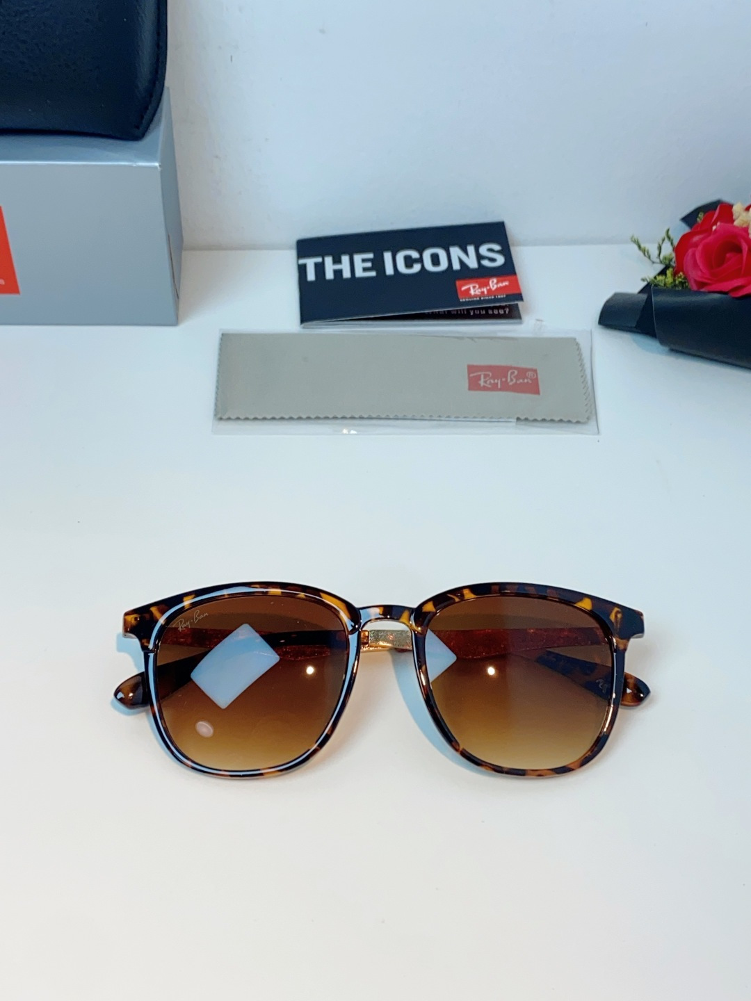 RayBan雷朋 2026新款经典方框 轻量舒适佩戴：镜架重量轻盈，贴合面部曲线设计，久戴不压鼻、不夹耳