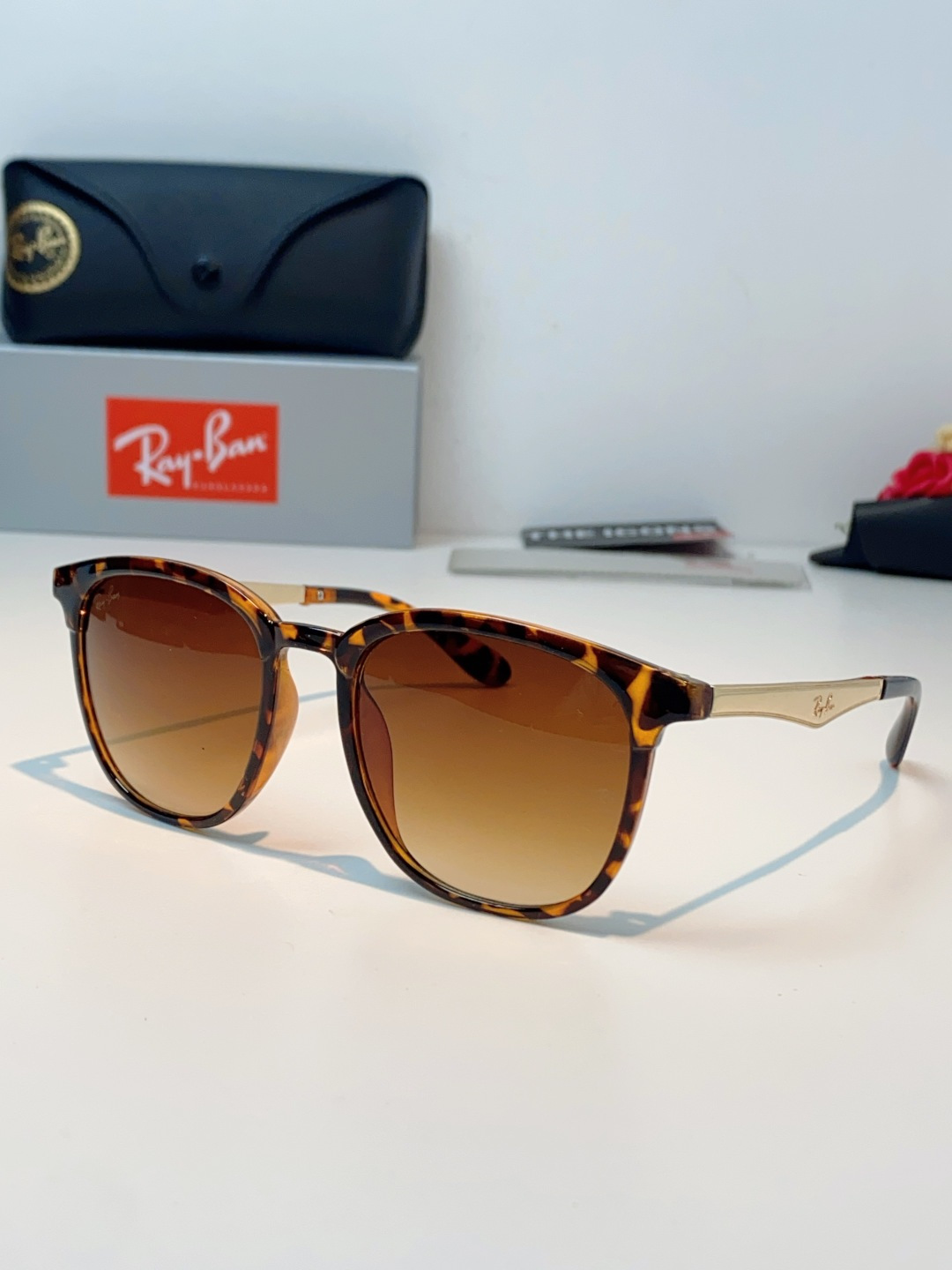 RayBan雷朋 2026新款经典方框 轻量舒适佩戴：镜架重量轻盈，贴合面部曲线设计，久戴不压鼻、不夹耳
