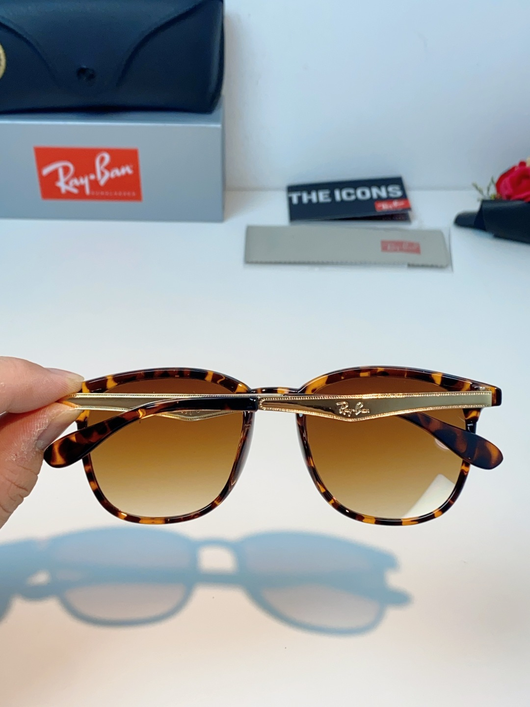 RayBan雷朋 2026新款经典方框 轻量舒适佩戴：镜架重量轻盈，贴合面部曲线设计，久戴不压鼻、不夹耳