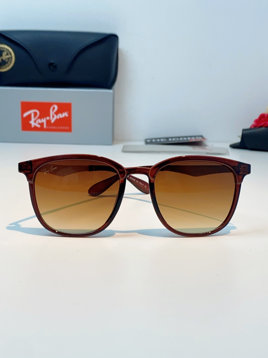 RayBan雷朋 2026新款经典方框 轻量舒适佩戴：镜架重量轻盈，贴合面部曲线设计，久戴不压鼻、不夹耳