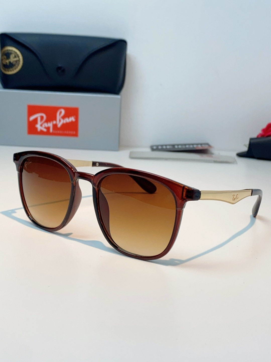 RayBan雷朋 2026新款经典方框 轻量舒适佩戴：镜架重量轻盈，贴合面部曲线设计，久戴不压鼻、不夹耳