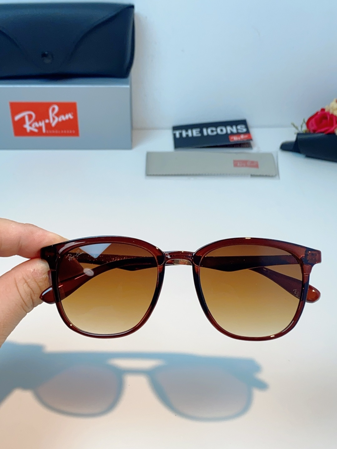 RayBan雷朋 2026新款经典方框 轻量舒适佩戴：镜架重量轻盈，贴合面部曲线设计，久戴不压鼻、不夹耳