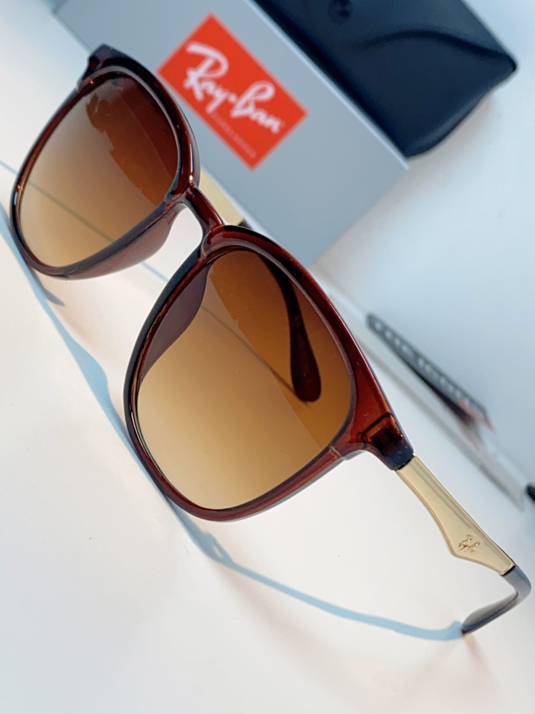 RayBan雷朋 2026新款经典方框 轻量舒适佩戴：镜架重量轻盈，贴合面部曲线设计，久戴不压鼻、不夹耳