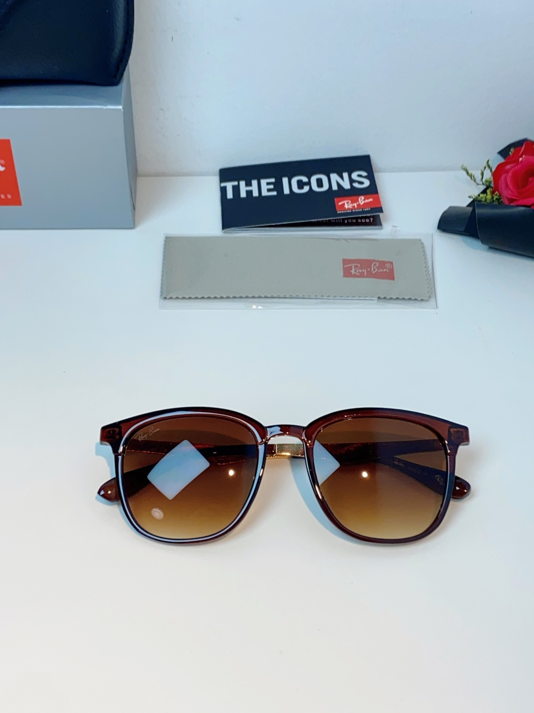 RayBan雷朋 2026新款经典方框 轻量舒适佩戴：镜架重量轻盈，贴合面部曲线设计，久戴不压鼻、不夹耳