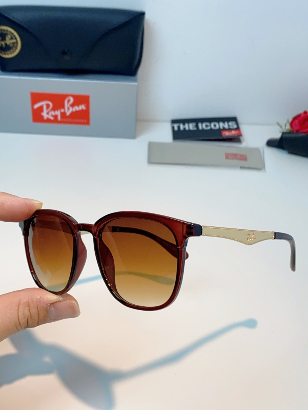 RayBan雷朋 2026新款经典方框 轻量舒适佩戴：镜架重量轻盈，贴合面部曲线设计，久戴不压鼻、不夹耳