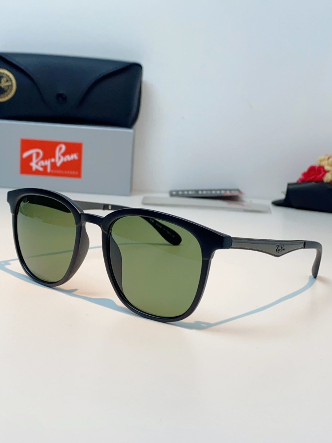 RayBan雷朋 2026新款经典方框 轻量舒适佩戴：镜架重量轻盈，贴合面部曲线设计，久戴不压鼻、不夹耳