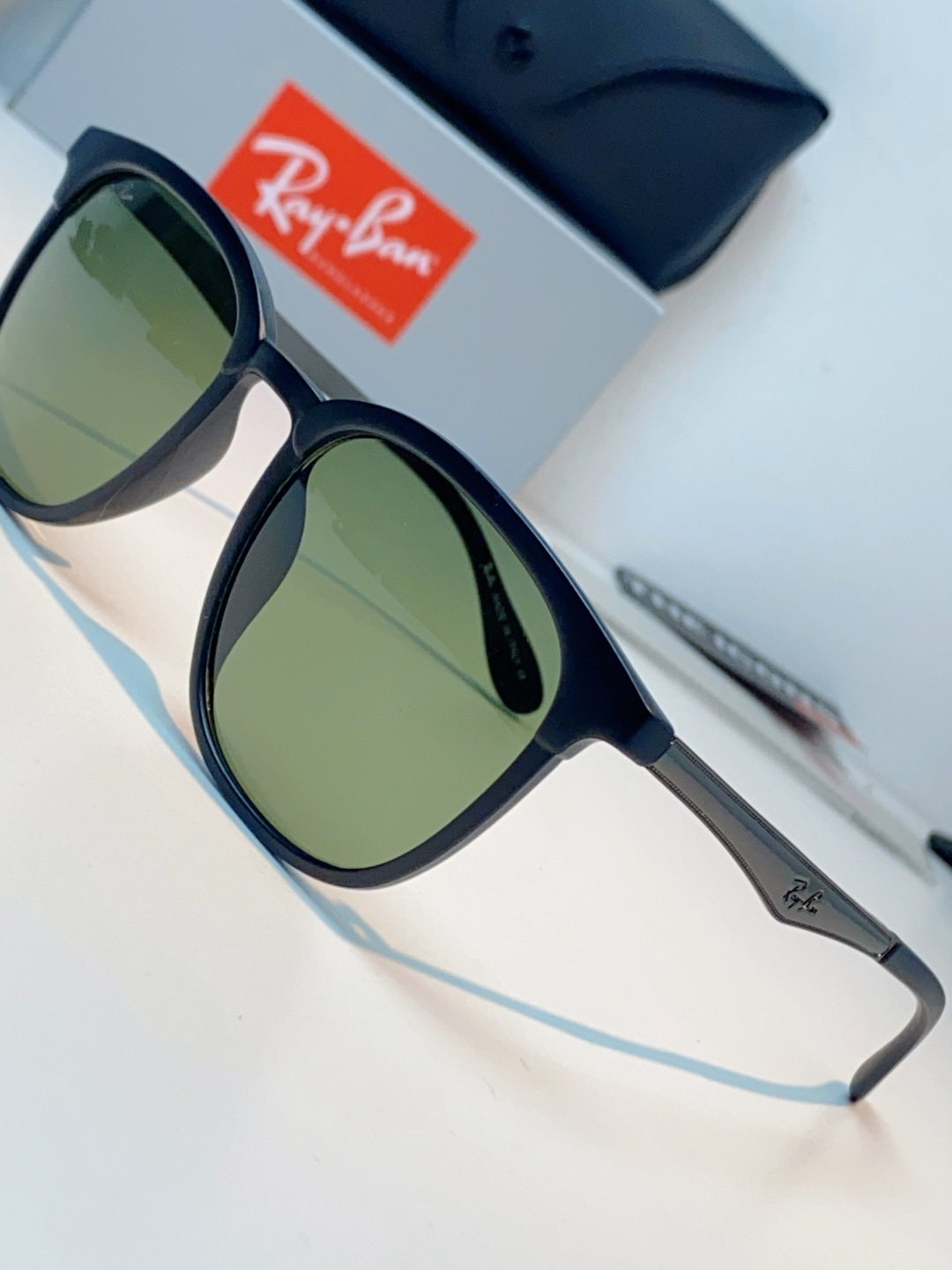 RayBan雷朋 2026新款经典方框 轻量舒适佩戴：镜架重量轻盈，贴合面部曲线设计，久戴不压鼻、不夹耳