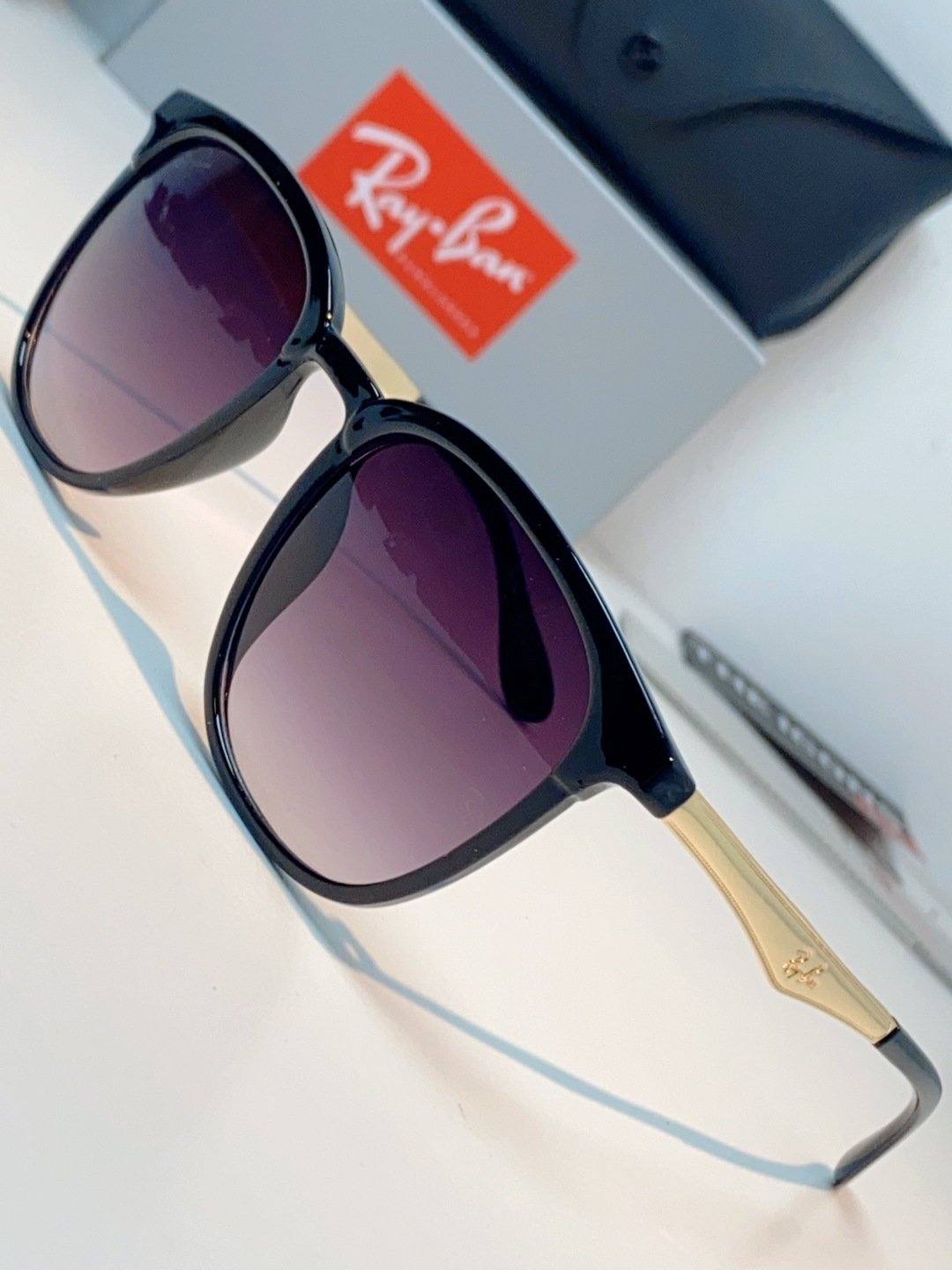 RayBan雷朋 2026新款经典方框 轻量舒适佩戴：镜架重量轻盈，贴合面部曲线设计，久戴不压鼻、不夹耳