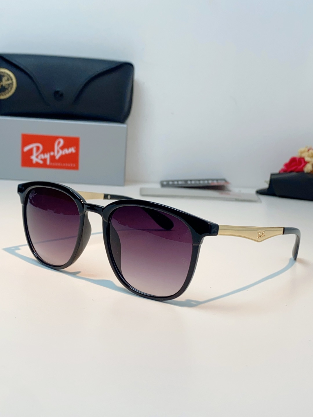 RayBan雷朋 2026新款经典方框 轻量舒适佩戴：镜架重量轻盈，贴合面部曲线设计，久戴不压鼻、不夹耳