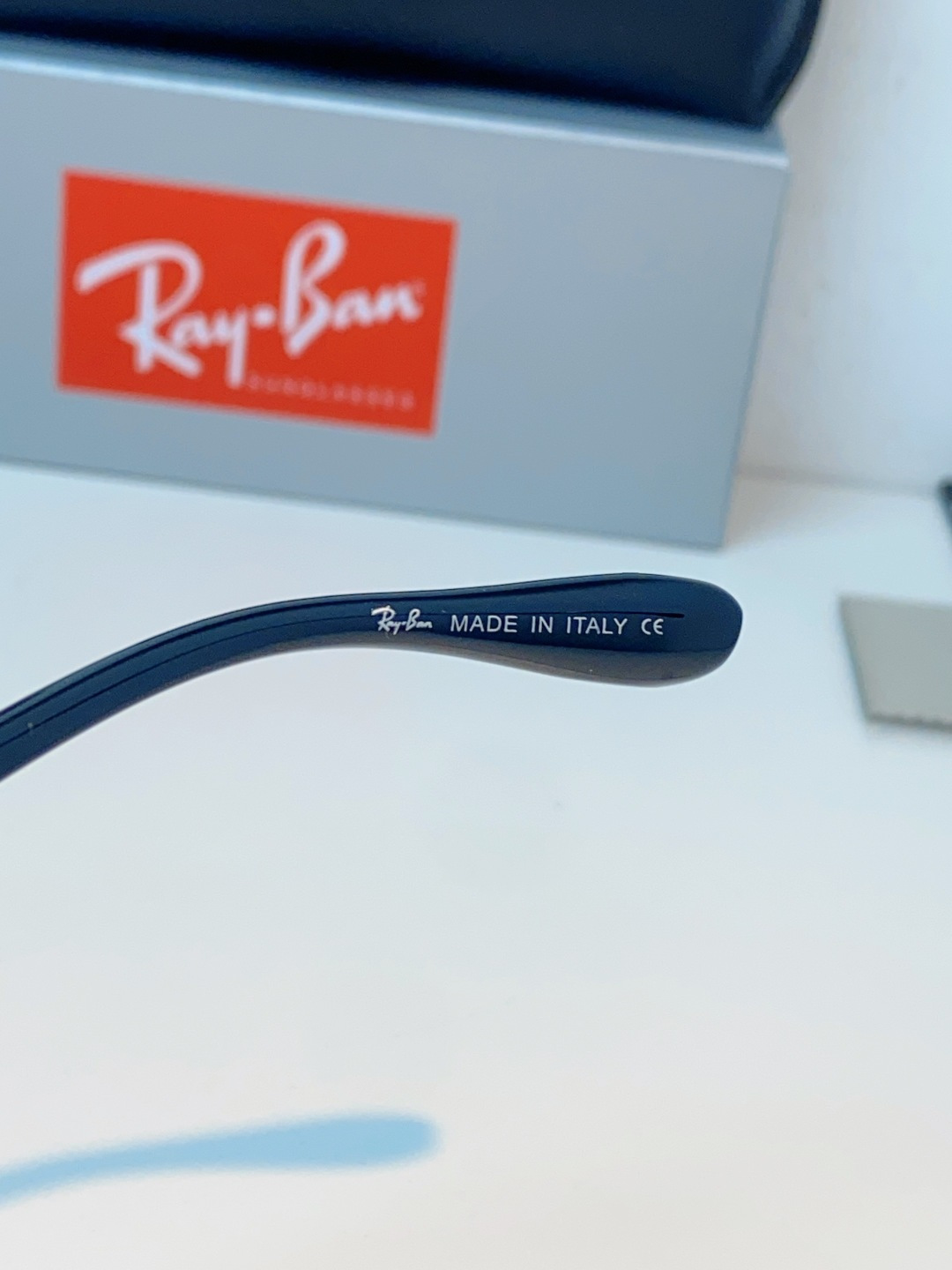 RayBan雷朋 2026新款经典方框 轻量舒适佩戴：镜架重量轻盈，贴合面部曲线设计，久戴不压鼻、不夹耳