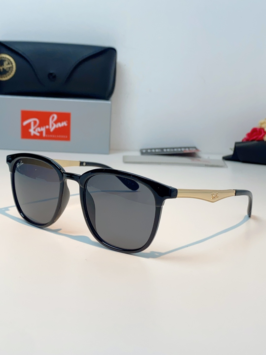RayBan雷朋 2026新款经典方框 轻量舒适佩戴：镜架重量轻盈，贴合面部曲线设计，久戴不压鼻、不夹耳