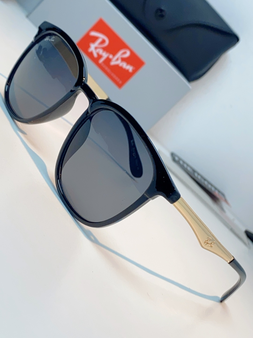 RayBan雷朋 2026新款经典方框 轻量舒适佩戴：镜架重量轻盈，贴合面部曲线设计，久戴不压鼻、不夹耳