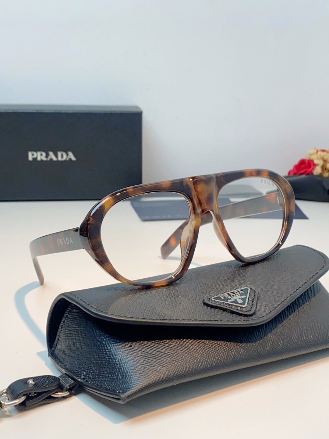 Prada普拉达 2026新款飞行员款黑框墨镜 | 复古酷感的时尚利器.这副Prada墨镜，把90年代复