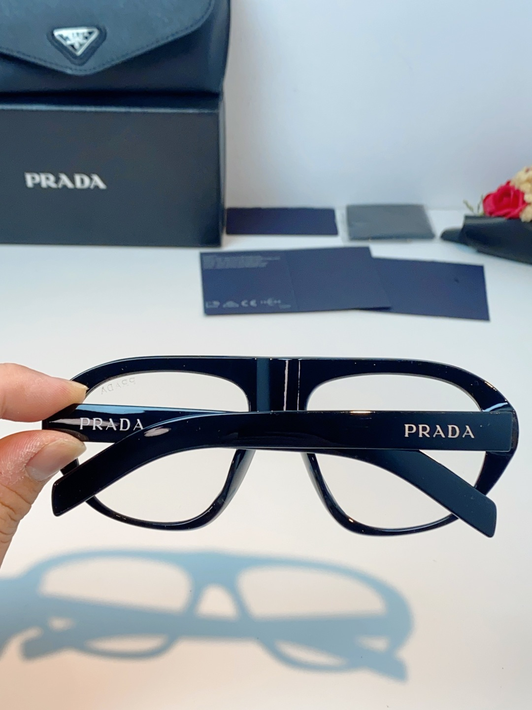 Prada普拉达 2026新款飞行员款黑框墨镜 | 复古酷感的时尚利器.这副Prada墨镜，把90年代复