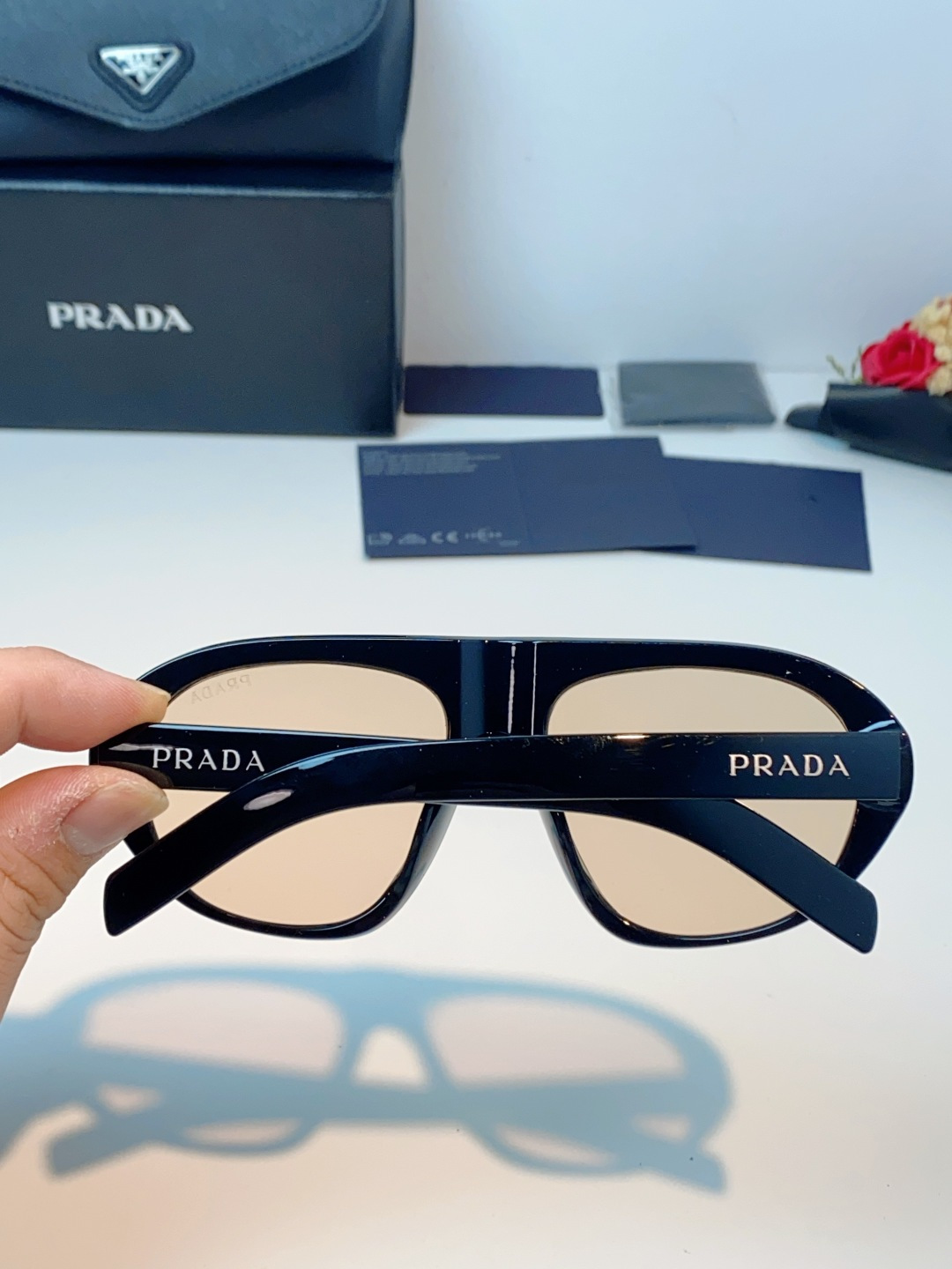 Prada普拉达 2026新款飞行员款黑框墨镜 | 复古酷感的时尚利器.这副Prada墨镜，把90年代复