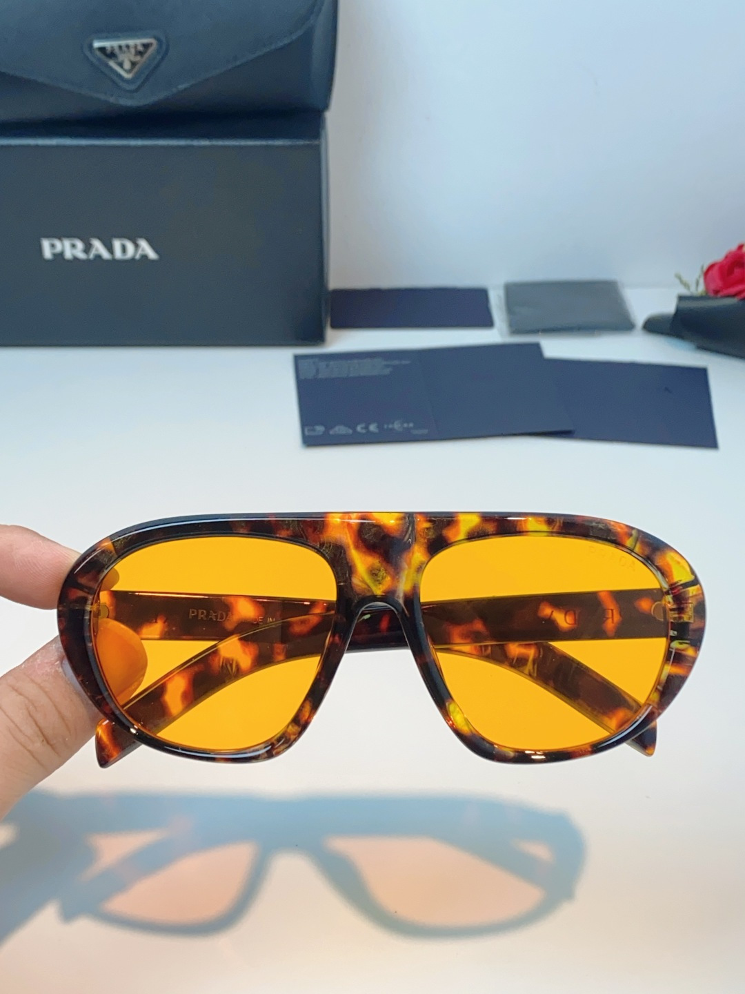 Prada普拉达 2026新款飞行员款黑框墨镜 | 复古酷感的时尚利器.这副Prada墨镜，把90年代复
