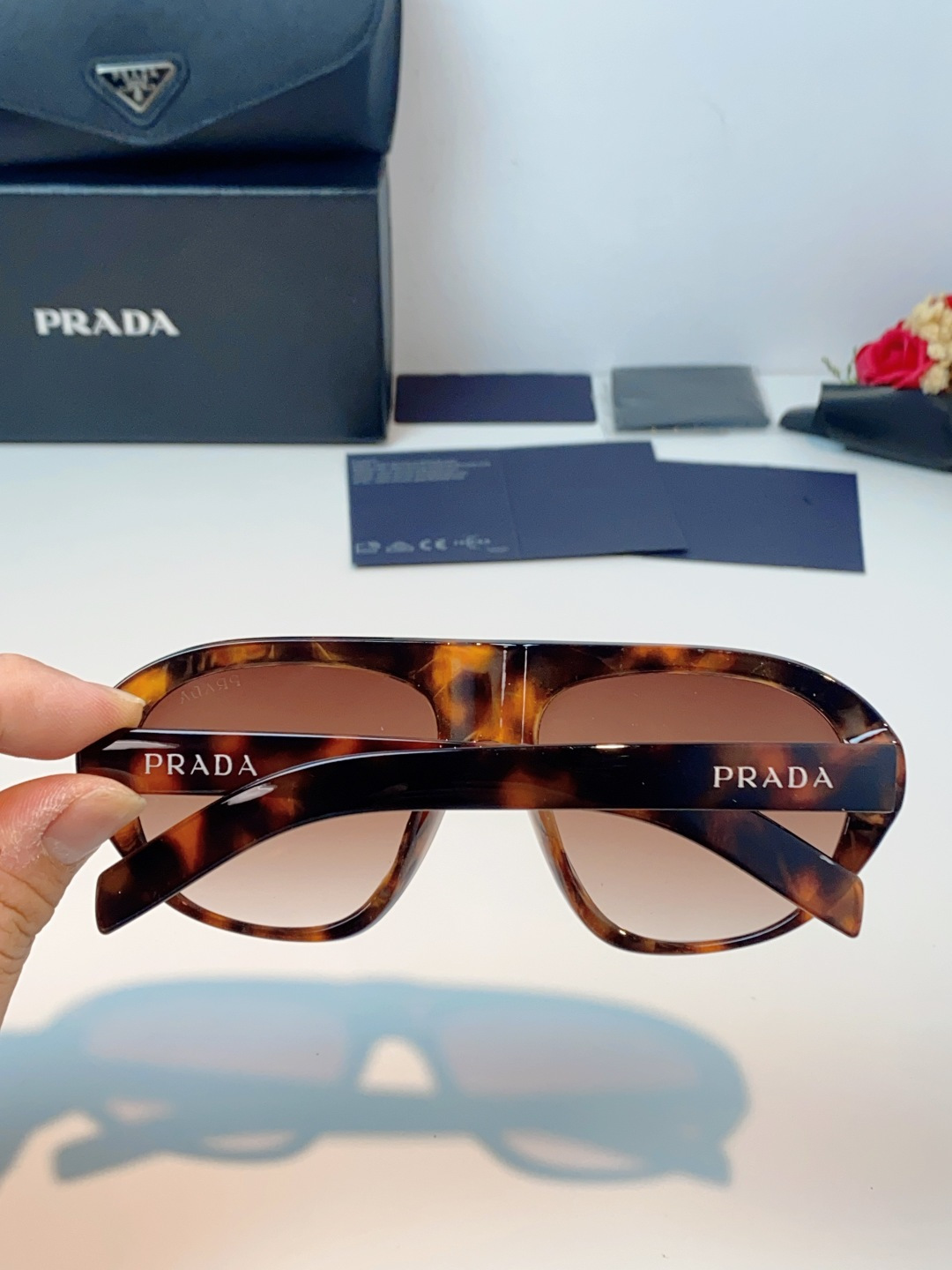 Prada普拉达 2026新款飞行员款黑框墨镜 | 复古酷感的时尚利器.这副Prada墨镜，把90年代复
