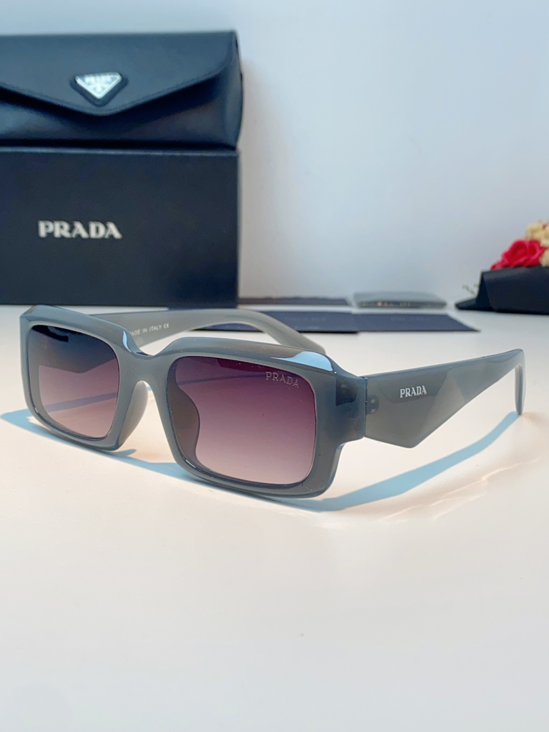 PRADA普拉达新款 烟灰色方框墨镜｜自带高定氛围感的时髦利器 将Prada的标志性美学与现代潮流完美融