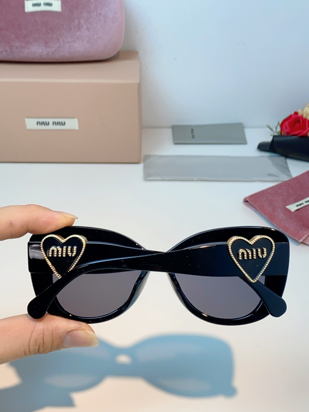 MiuMiu缪缪  甜酷猫眼太阳镜 | 解锁你的高街氛围感 这副来自Miu Miu的猫眼太阳镜，是甜酷女