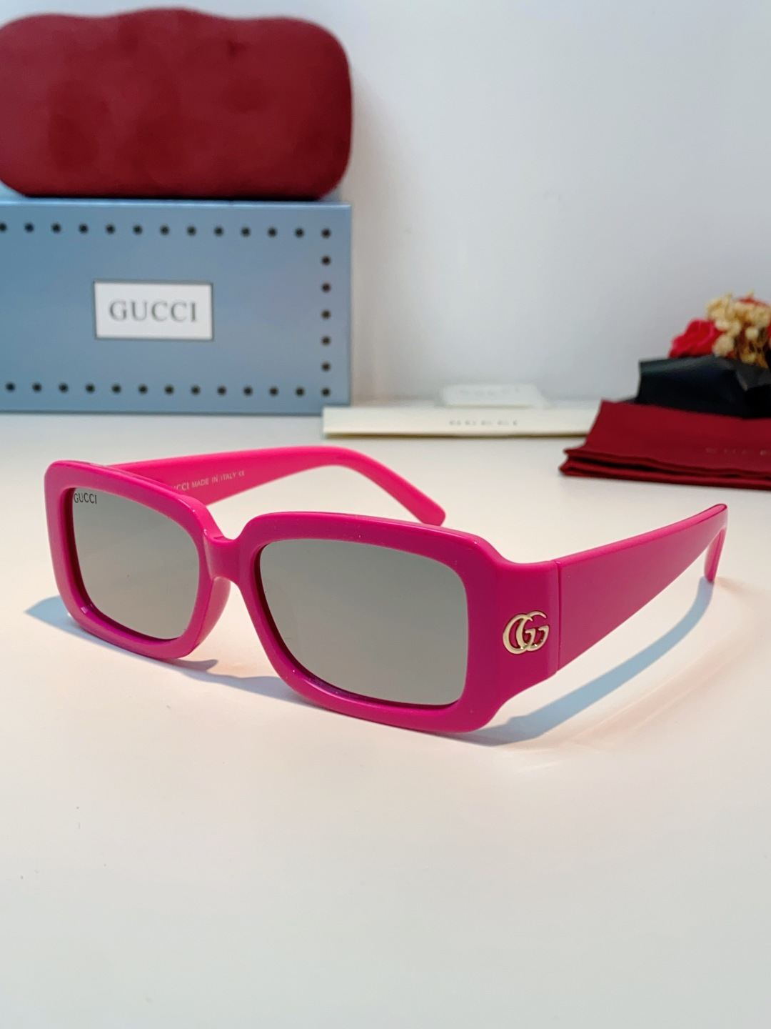 Gucci古奇 玫红方框太阳镜｜甜酷出圈氛围感单品 自带高饱和火龙果玫红水银片，一眼锁定时尚焦点✨经典方