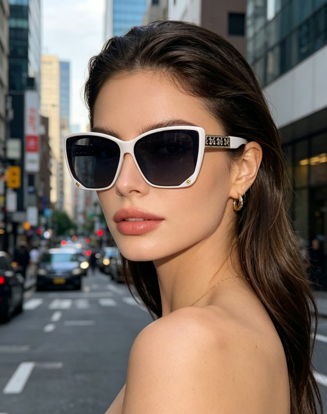 Chanel香奈儿 2026新款女士墨镜，以经典黑框+满钻双C镜腿的设计，把品牌标志性的优雅与奢华拉满。
