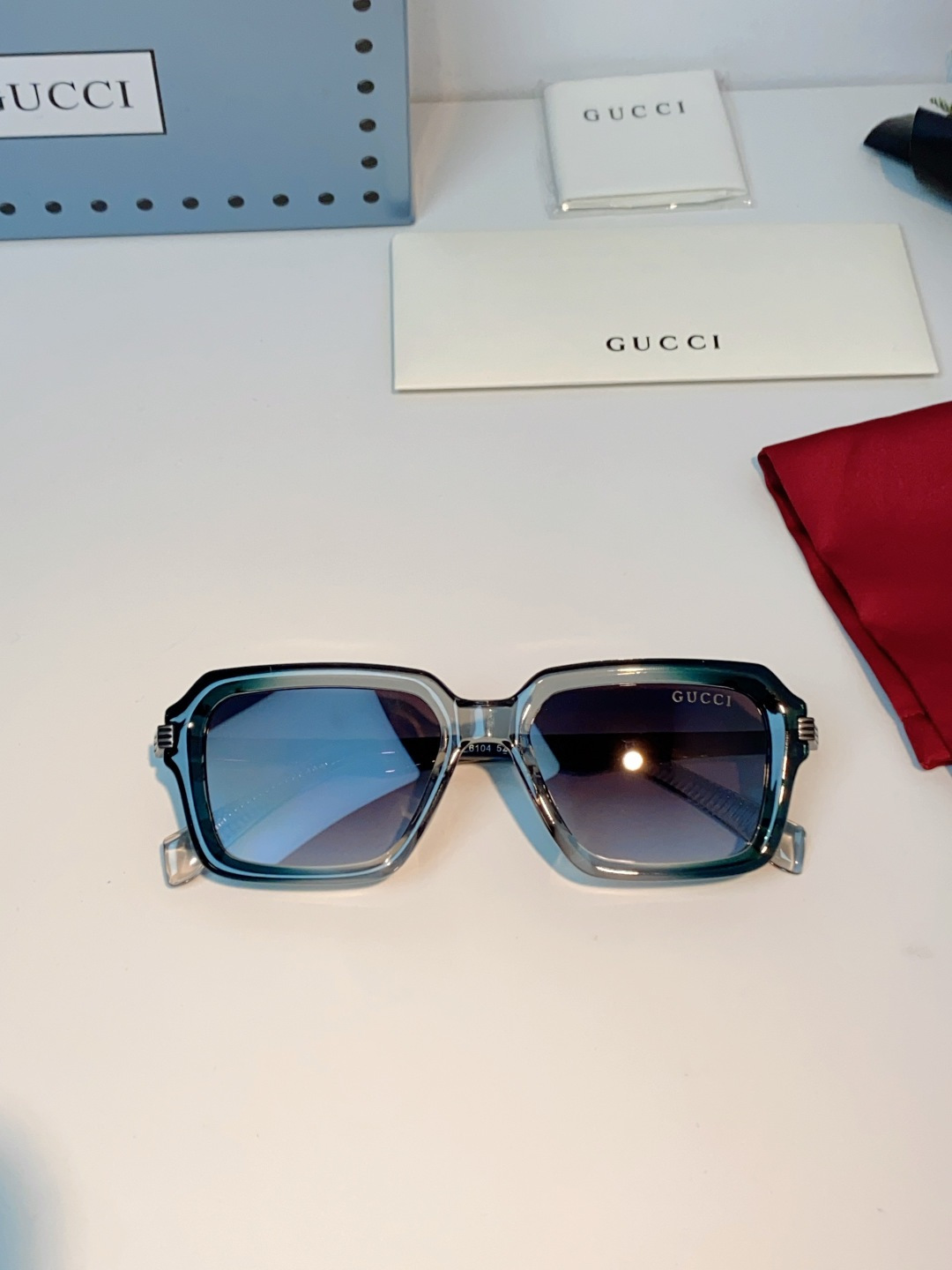 Gucci古奇 2026新款以独特的渐变蓝绿镜框为设计核心，从透明灰到深海蓝的色彩过渡，像把一整个海边日