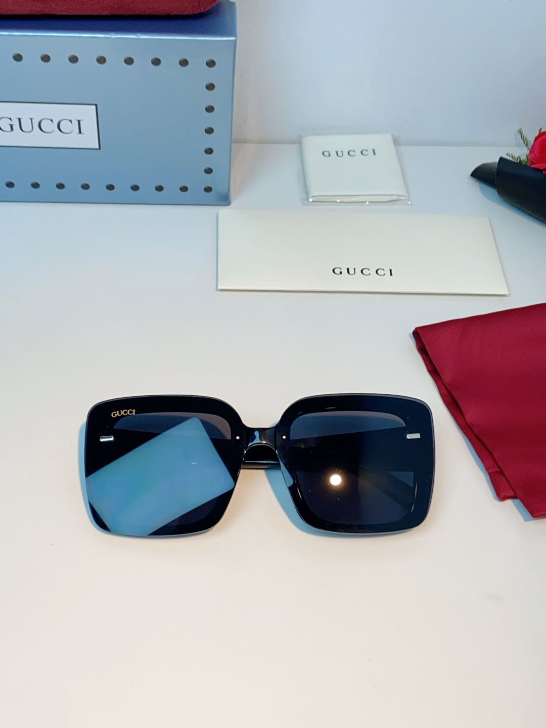 GUCCI古奇 新款大方框墨镜，以纯黑酷飒质感重塑经典，利落的方形轮廓搭配品牌标志性金色logo，自带不