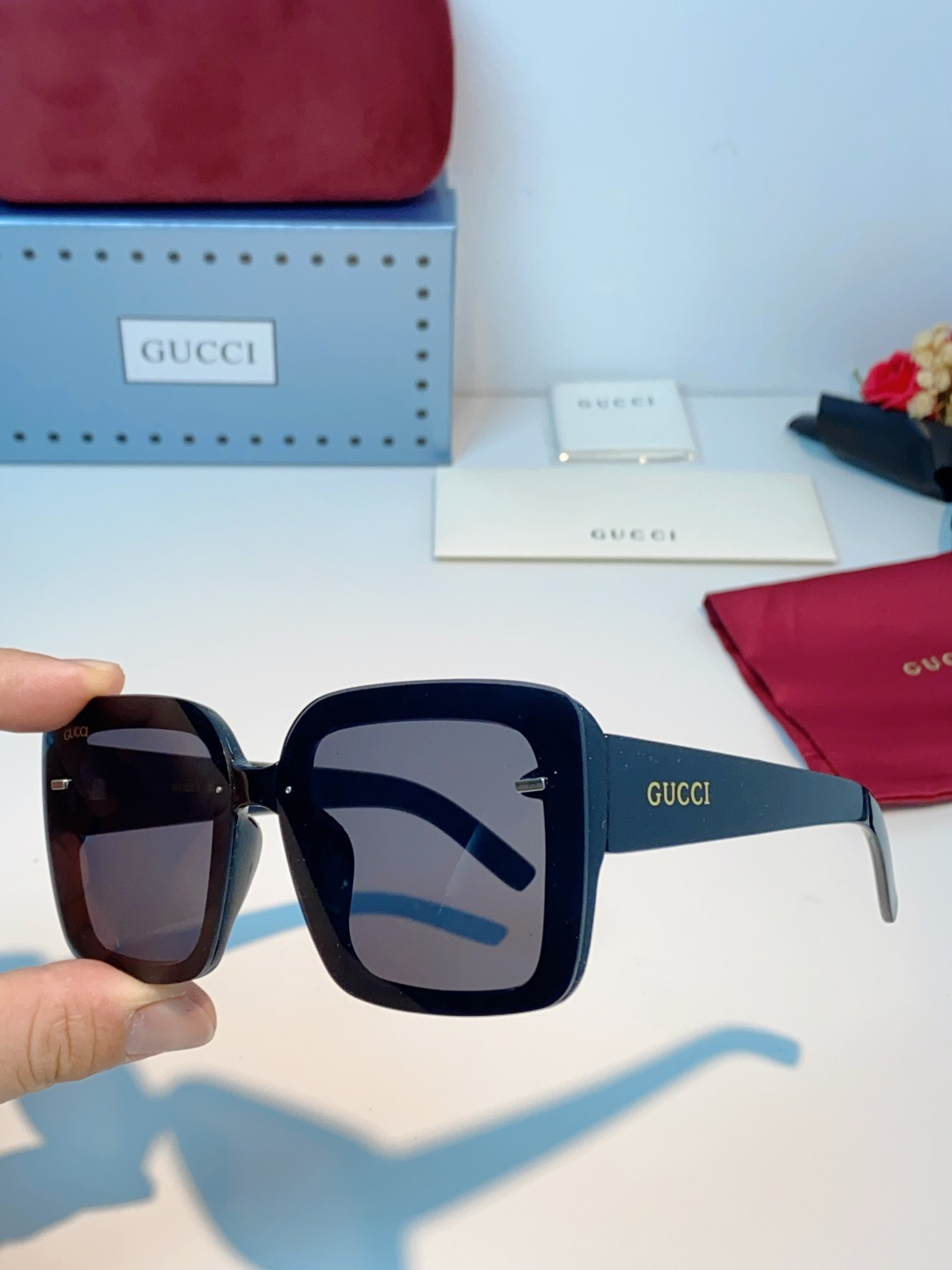GUCCI古奇 新款大方框墨镜，以纯黑酷飒质感重塑经典，利落的方形轮廓搭配品牌标志性金色logo，自带不