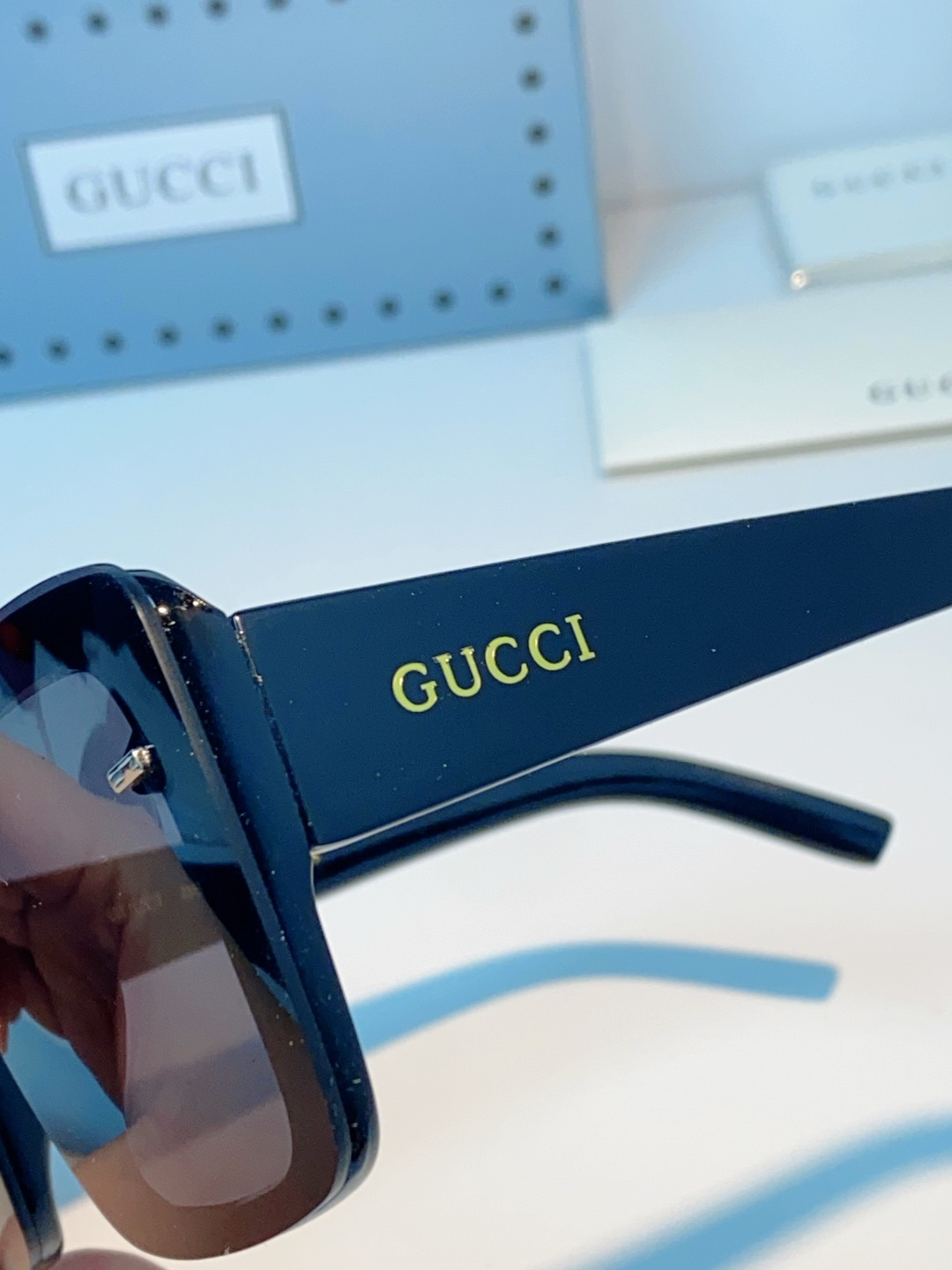 GUCCI古奇 新款大方框墨镜，以纯黑酷飒质感重塑经典，利落的方形轮廓搭配品牌标志性金色logo，自带不
