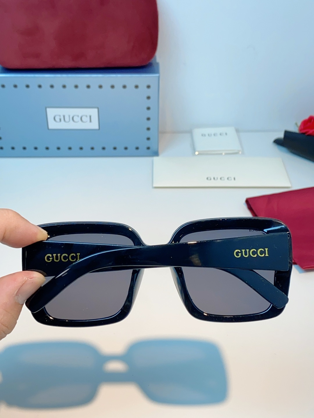 GUCCI古奇 新款大方框墨镜，以纯黑酷飒质感重塑经典，利落的方形轮廓搭配品牌标志性金色logo，自带不