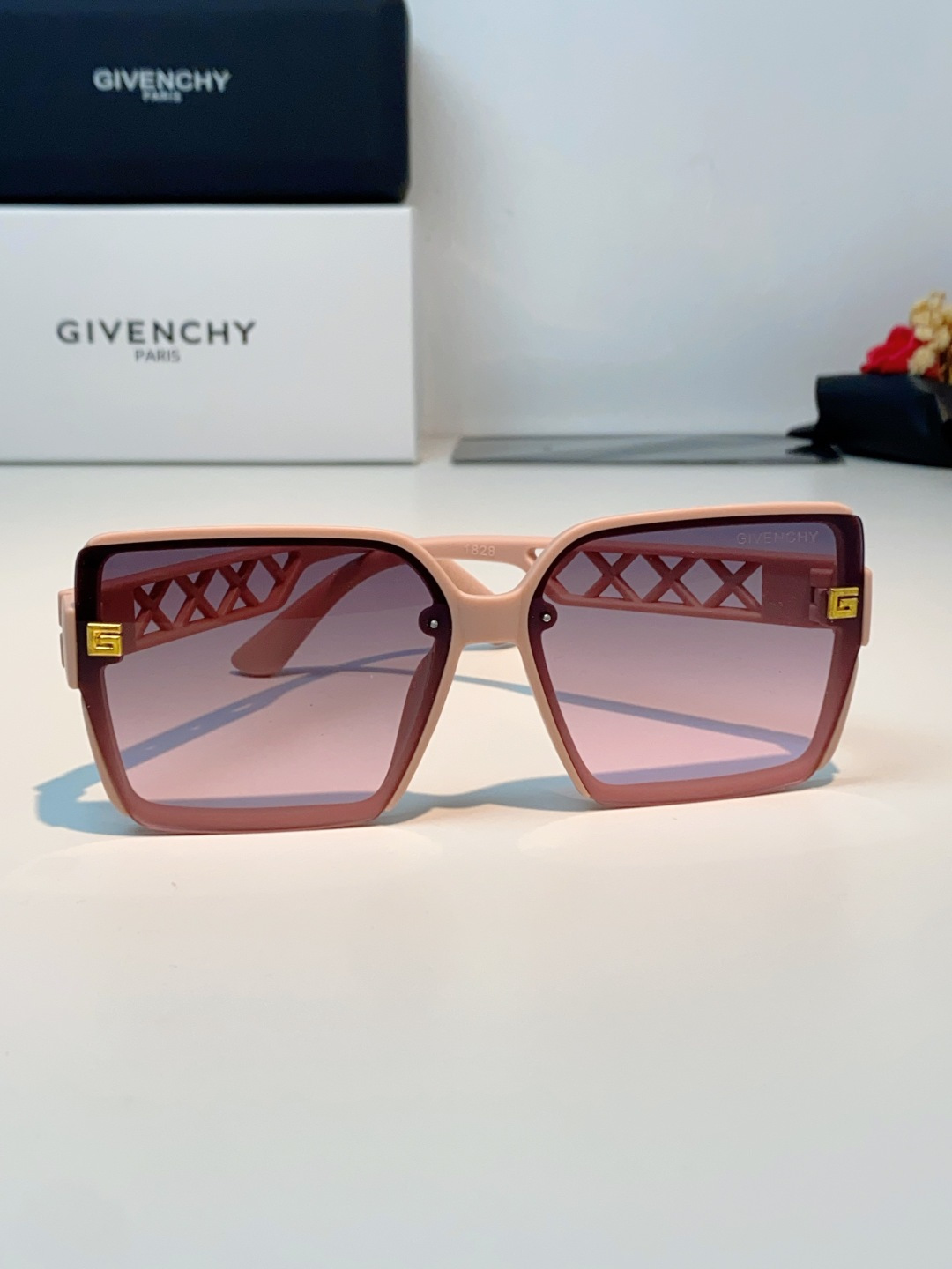 Givenchy纪梵希 2026新款标志性的4G Logo+菱格镂空设计，搭配复古金色金属件，低调又极具
