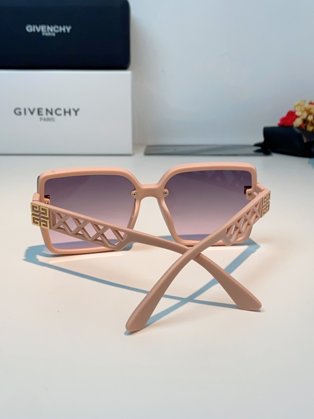 Givenchy纪梵希 2026新款标志性的4G Logo+菱格镂空设计，搭配复古金色金属件，低调又极具