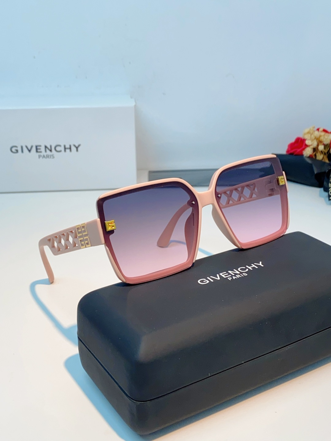 Givenchy纪梵希 2026新款标志性的4G Logo+菱格镂空设计，搭配复古金色金属件，低调又极具