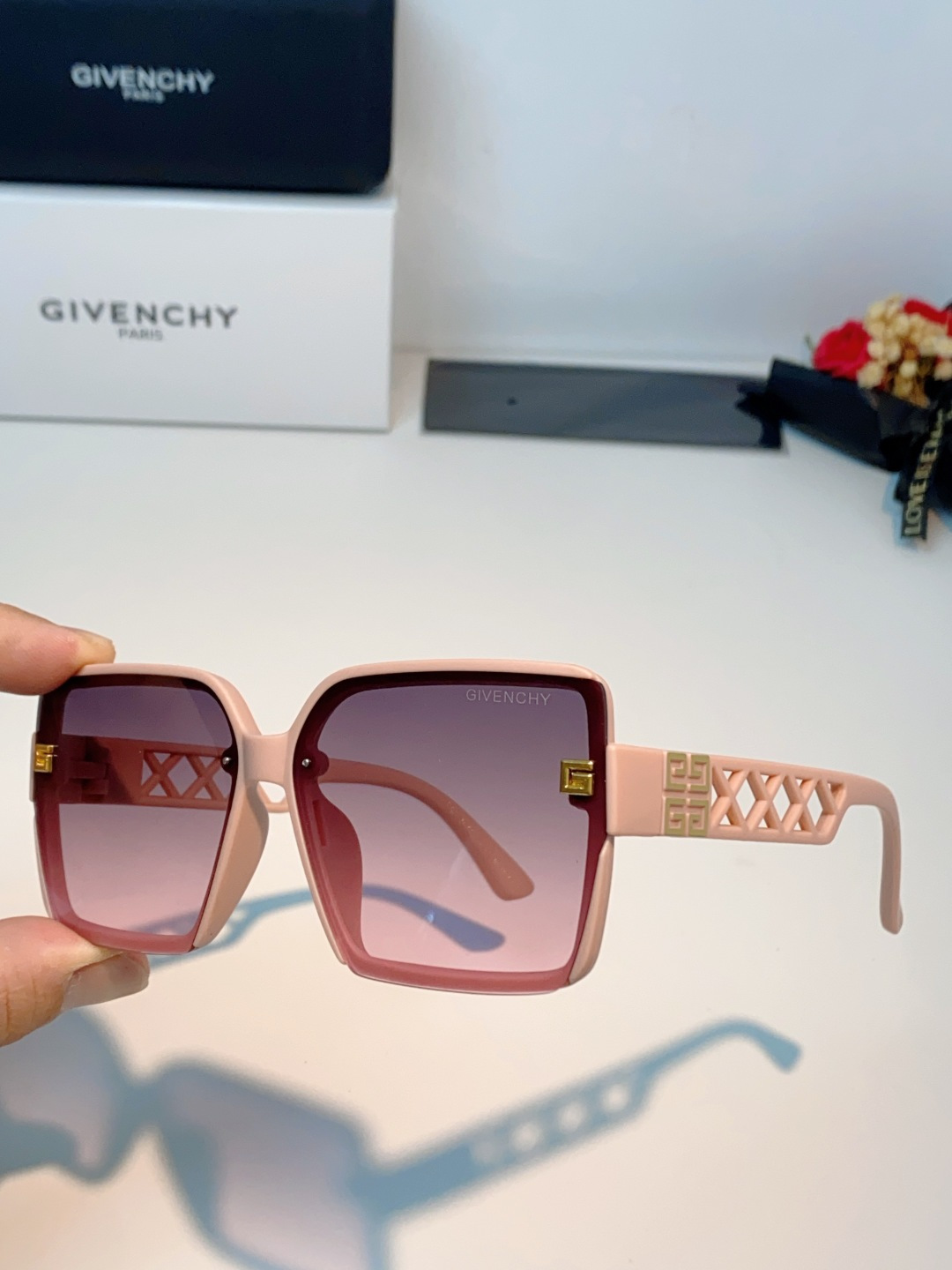 Givenchy纪梵希 2026新款标志性的4G Logo+菱格镂空设计，搭配复古金色金属件，低调又极具